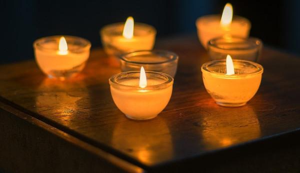 La femme pensait que ses voisins étaient si pauvres qu’ils n’avaient pas de bougies. (Image : pixabay / CC0 1.0)