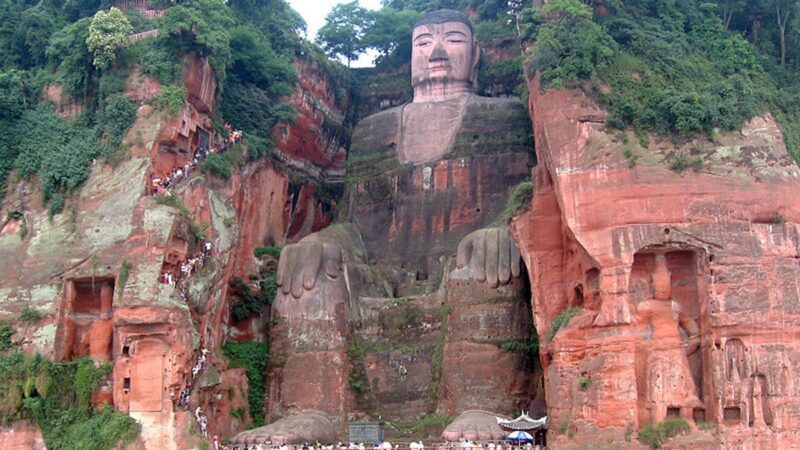 Le Bouddha géant de Leshan, dans la partie sud de la province du Sichuan en Chine, est la plus grande et la plus haute statue de Bouddha en pierre du monde. (Image : Ariel Steiner / wikimedia / CC BY-SA 2.5)