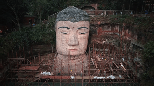 Le PCC a dépensé 6,8 millions de dollars US pour nettoyer et rénover le Bouddha géant mais n’a pas réussi à effacer les larmes du coin des ses yeux ! (Image : Capture d’écran / YouTube)
