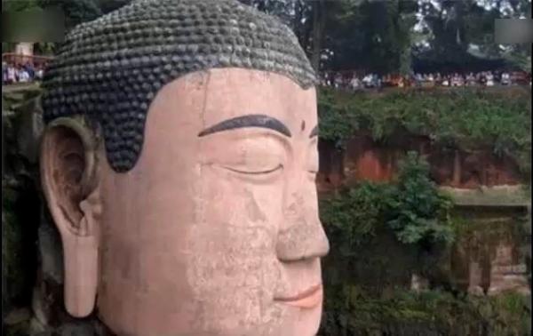 Dans l’histoire, les yeux du Bouddha géant de Leshan se sont fermés et ont versé des larmes à plusieurs reprises. (Image : Capture d’écran / YouTube)
