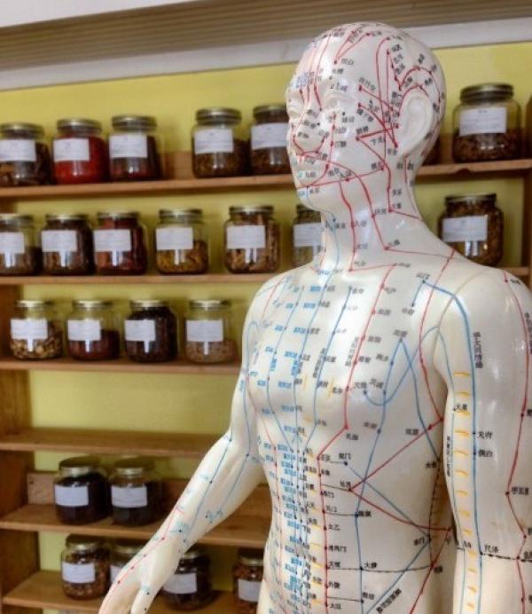 La médecine traditionnelle chinoise réchauffe les points d’acupuncture par moxibustion pour faciliter la circulation sanguine des méridiens afin de maintenir une personne en bonne santé. (Image : pixabay / CC0 1.0)