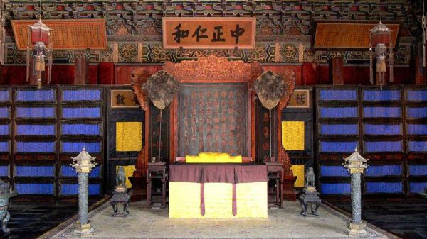 Vue intérieure de la salle avant de Yangxin. La plaque « Zhongzheng Renhe » était accrochée directement au-dessus du trône. (Image : Gisling / Wikipedia / CC BY 3.0)