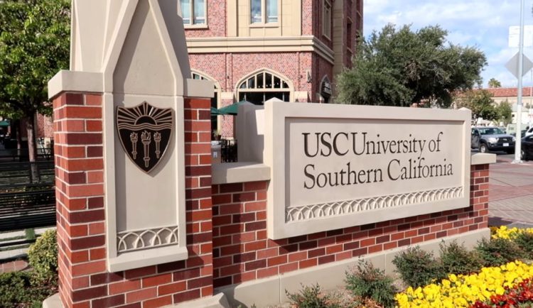 L’Université de Californie du Sud a suspendu un professeur de communication commerciale après qu’il ait prononcé un mot chinois qui ressemblait apparemment à l’insulte raciale visant les Noirs. (Image : Capture d’écran / YouTube)