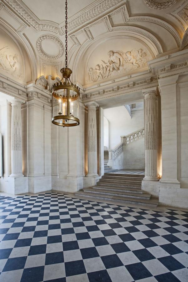 Le vestibule central du château de Maisons. (Image : © Philippe Berthé – CMN – Photo de presse)