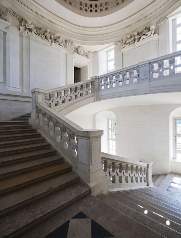 Escalier du château de Maisons. (Image : © Philippe Berthé – CMN – Photo de presse)
