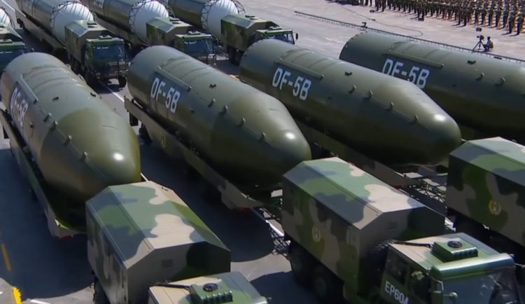 La Chine présente ses missiles balistiques intercontinentaux DF-5. Un nouveau rapport du ministère américain de la défense a averti que la Chine doublera le nombre de ses ogives nucléaires au cours des dix prochaines années. (Image : Capture d’écran / YouTube)