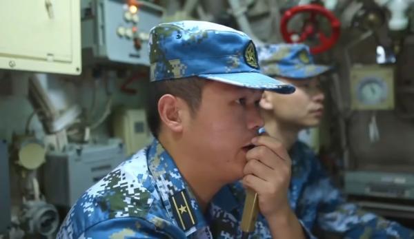 Deux officiers de la marine chinoise à l’intérieur d’un sous-marin. (Image : Capture d’écran / YouTube)