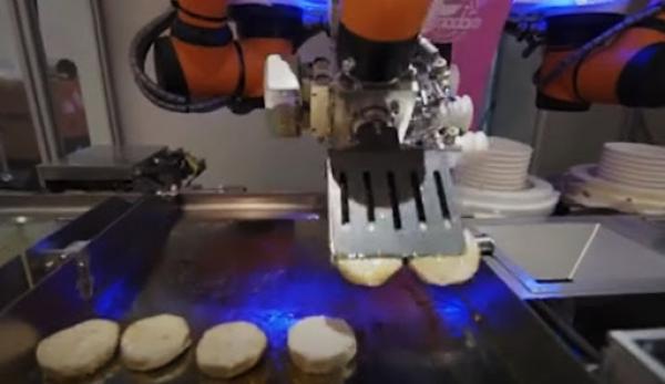 Le restaurant compte environ 40 robots qui peuvent cuisiner 200 plats. (Image : Capture d’écran / YouTube)