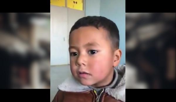 Le fils d’Abdurahman Tohti vu dans la vidéo de propagande. Il semble que l’enfant subisse un lavage de cerveau dans une école publique.  (Image : Capture d’écran / YouTube)