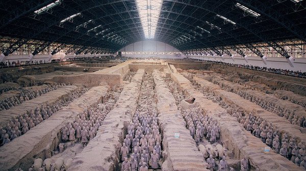 Les couleurs sur les guerriers et les chevaux en terre cuite ont rapidement disparu après l’ouverture de la tombe de Qin Shi Huang en 1976 à Xi’an, dans la province du Shaanxi, et n’ont jamais été véritablement retrouvées. La photo est un plan central des guerriers et des chevaux en terre cuite au mausolée du premier empereur de Qin après l’entrée de la salle d’exposition dans la fosse 1. (Image : Domaine public Legolas1024 / Wiki / CC BY-SA 4.0)