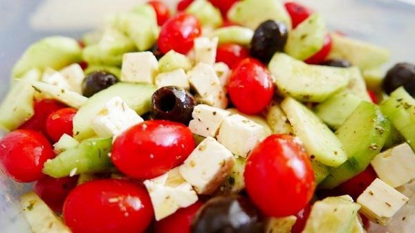 La salade grecque est faite avec des concombres, des tomates, des olives noires, de la feta arrosée d’huile d’olive et de jus de citron. (Image : lauraborowski / Pixabay)