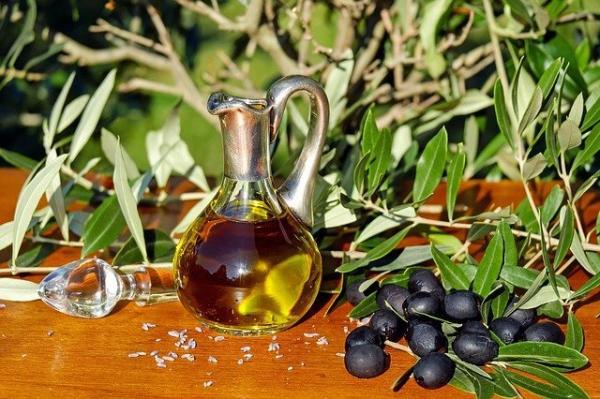 L’huile d’olive est l’huile de base de la cuisine méditerranéenne. (Image : Couleur / Pixabay) 