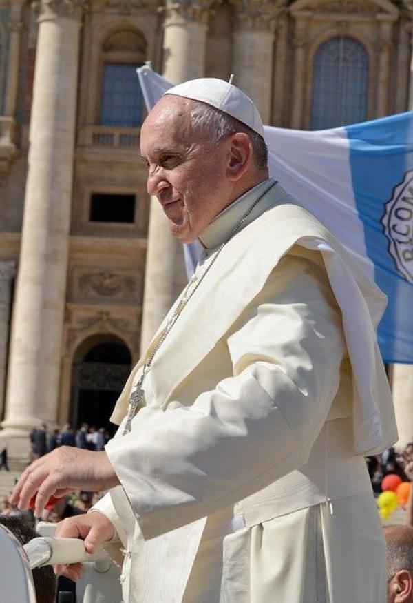 Une photo non datée du pape François sur la place Saint-Pierre, au Vatican. (Image : Annett_Klingner / Pixabay)