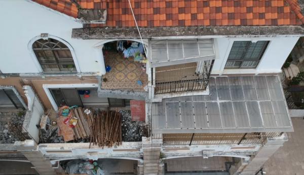 Récemment, dans un complexe résidentiel « haut de gamme » situé à l’est de la Chine, plusieurs fenêtres ont été soufflées, les murs extérieurs arrachés et les grilles de balcon emportées. (Image: Capture d’écran / YouTube)
