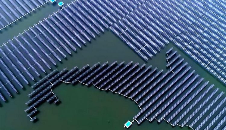 La Chine possède la plus grande centrale solaire flottante au monde. (Image : Capture d’écran / YouTube)