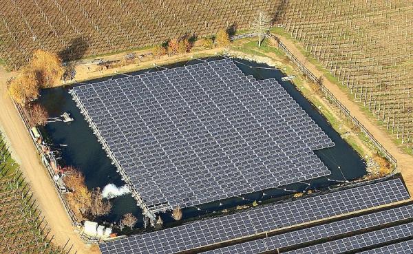 La centrale solaire flottante permet d’économiser de l’espace comme des terres agricoles ou constructibles. (Image : wikimedia / GNU FDL)