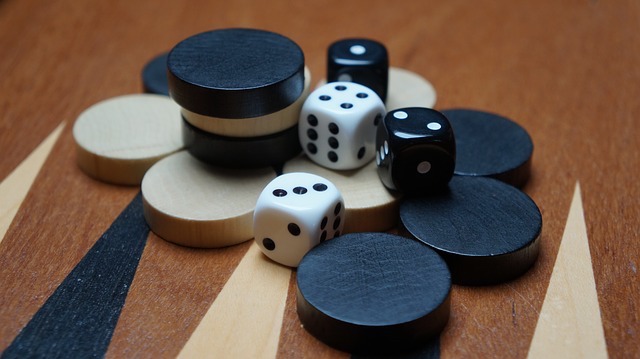 Les jeux de société se caractérisent par un règlement, des supports matériels : tabliers souvent appelés «plateaux », cartes, aires de jeux, dés, pions, feuilles de papier… (Image : Al Buettner / Pixabay)
