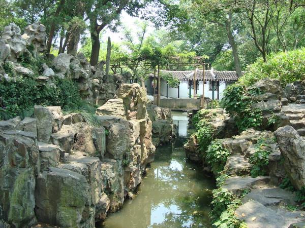 Jardin chinois : montagnes (rochers qui constituent une &quot;montagne artificielle&quot;) et eaux du jardin de l’Administrateur maladroit. (Photo : Yolaine Escande)