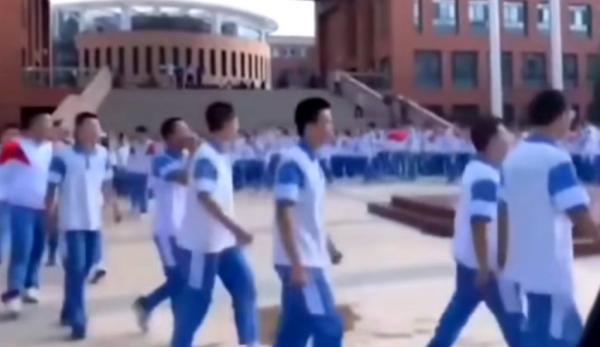 Un groupe d’étudiants mongols en uniformes scolaires participe à une manifestation. Les enfants de fonctionnaires mongols sont menacés d’expulsion si leurs parents ne les renvoient pas à l’école. (Image : Capture d’écran / YouTube)