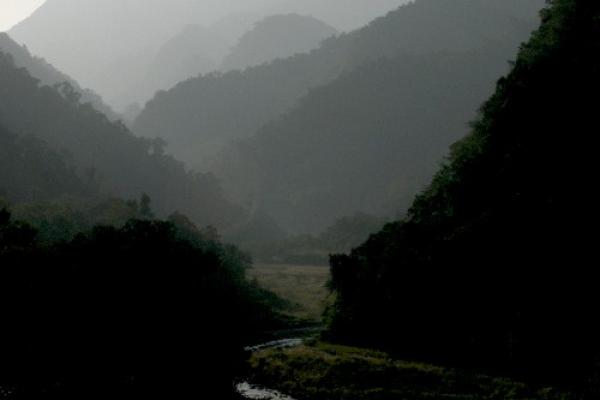 Recherches en amont dans un affluent du Wang Chu, au sud-ouest du Bhoutan. (Image : Dr. Byron Adams)