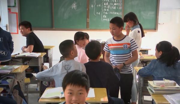 Dans le cadre du système Hukou, les enfants de migrants ruraux ne reçoivent pas les allocations d'éducation s'ils déménagent avec leurs parents dans une zone urbaine. (Image: Capture d'écran / YouTube)