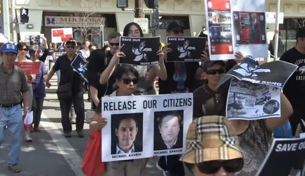 Un rassemblement canadien en soutien à Hong Kong avec des banderoles demandant la libération des citoyens canadiens Michael Kovrig et Michael Spavor, détenus en Chine. (Image : Capture d’écran / YouTube)