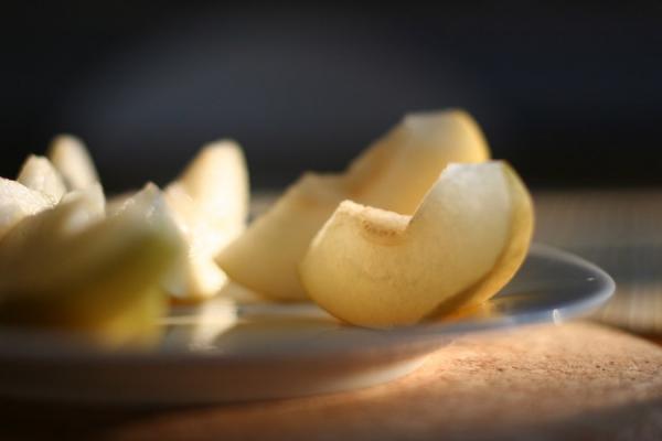 La poire contient beaucoup de fibres alimentaires efficaces pour nettoyer l’estomac et les intestins. (Image : WayTru / flickr / CC BY 2.0)