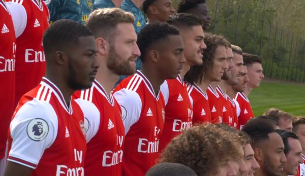 Cinq membres de l’équipe d’Arsenal ont déclaré qu’ils ne pouvaient pas comprendre pourquoi Mesut Özil avait été exclu de l’équipe alors qu’il s’entraînait si bien. (Image : Capture d’écran / YouTube)
