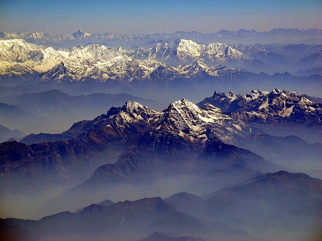 En 1994, les scientifiques ont découvert un fait étonnant : il n’y a pas de « racines crustales » au pied de l’Himalaya, comme si cette chaîne de montagnes flottait sur le plateau Qinghai-Tibet, tel un château dans le ciel. (Image : David Mark / Pixabay)
