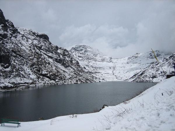 Le lac Tsomgo au Sikkim : les plus grands lacs de l'Himalaya se trouvent à 4 600 mètres d’altitude. (Image : Wikimedia  / Rodriguillo / Domaine public)