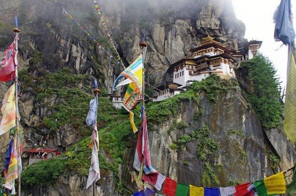  De nombreux temples et monastères sont nichés aux flans des montagnes. (Image : jboots  Pixabay)