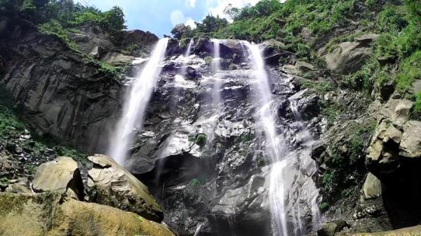 La cascade de Penglai à Caoling. (Image : Capture d’écran YouTube)