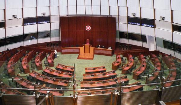 Après que quatre députés pro-démocratie de Hong Kong aient été démis de leur mandat par Pékin au motif de « menace pour la sécurité nationale », presque tous les législateurs pro-démocratie ont annoncé leur démission en signe de protestation. (Image : Tksteven / wikimedia / CC BY 2.0 )