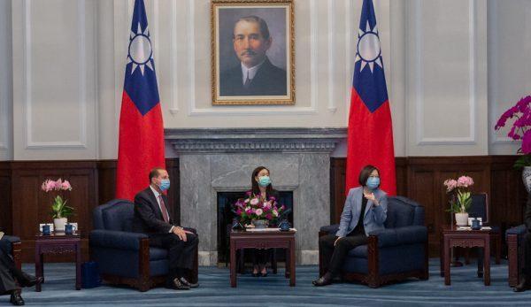 Le secrétaire américain à la Santé et aux Services sociaux, Alex Azar (à gauche), rencontre le président Tsai Ing-Wen (à droite) lors de sa visite d'août 2020 à Taïwan. (Image : 總統府 / flickr / CC BY 2.0)