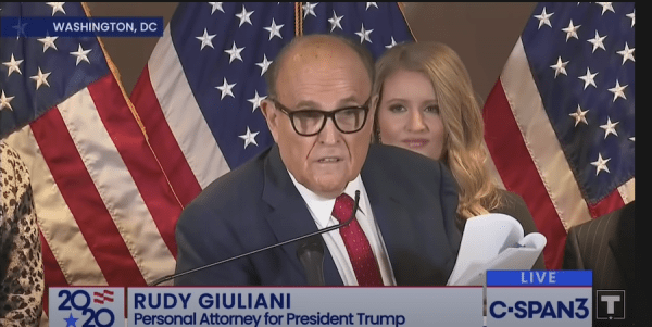 Rudy Giuliani donne une conférence de presse pour décrire la fraude électorale lors des élections de 2020