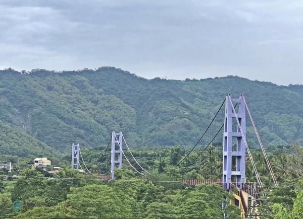 Le pont suspendu de Yongsing, près du temple Dazhishan Xuankong. (Image : Billy Shyu / Vision Times)