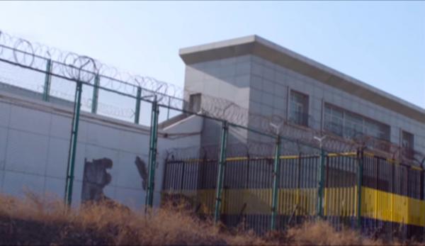 En vertu de la loi sur la prévention du travail forcé ouïghour, les entreprises seront poursuivies s’il s’avère qu’elles ont eu recours au travail forcé provenant de la région du Xinjiang pour leurs produits fabriqués en Chine. (Image : Capture d’écran / YouTube)