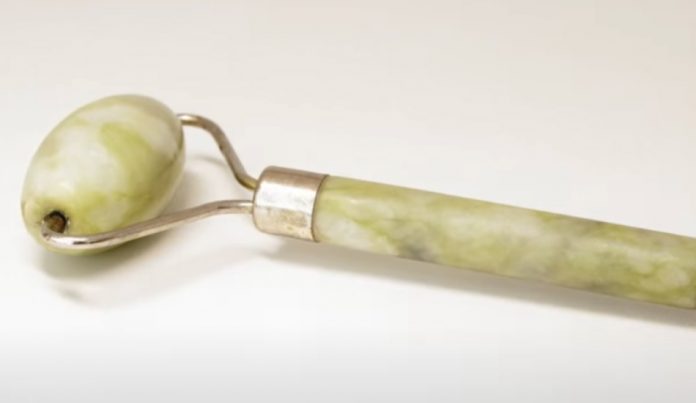 Un rouleau de jade est un instrument de soins pour la peau venu de Chine. (Image : Capture d’écran / YouTube)