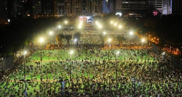 Les Hongkongais se rassemblent pour une veillée aux chandelles afin de commémorer le massacre de la place Tiananmen, dans le parc Victoria, à Hong Kong, le 4 juin 2020. Depuis plus de 30 ans, les Hongkongais ont ressenti une certaine affinité avec les étudiants protestataires tués par l’APL à Tiananmen lors du mouvement pro-démocratique de 1989. (Image : Song Bilung / The Epoch Times)