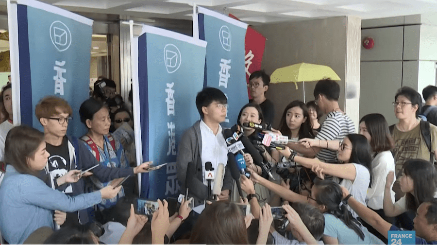 Le 2 décembre, un tribunal de Hong Kong a condamné les dirigeants pro-démocratie Joshua Wong, Ivan Lam et Agnes Chow Ting à respectivement ,13 mois et demi, 7 mois et 10 mois de prison. (Image : Capture d’écran / YouTube)
