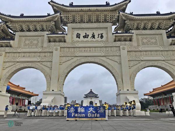 La fanfare Tian Guo Marching Band du Falun Dafa se produisant sous l’arcade du Hall commémoratif de Tchang Kaï-chek, après l’activité de formation de caractère. (Image : Billy Shyu / Vision Times)