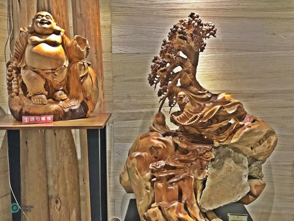De nombreuses sculptures en bois intéressantes sont exposées au musée. (Image : Billy Shyu / Vision Times)
