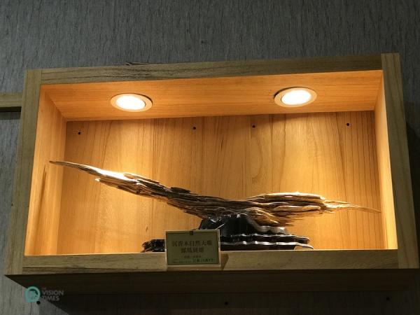 Ce morceau de bois résineux du musée de la forêt du bois d’agar de ChengLin fait penser à un aigle. (Image : Billy Shyu / Vision Times)