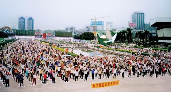 Exercices matinaux du Falun Gong, dans la ville de Guangzhou, dans le sud de la Chine, au milieu des années 1990. (Image : minghui.org)