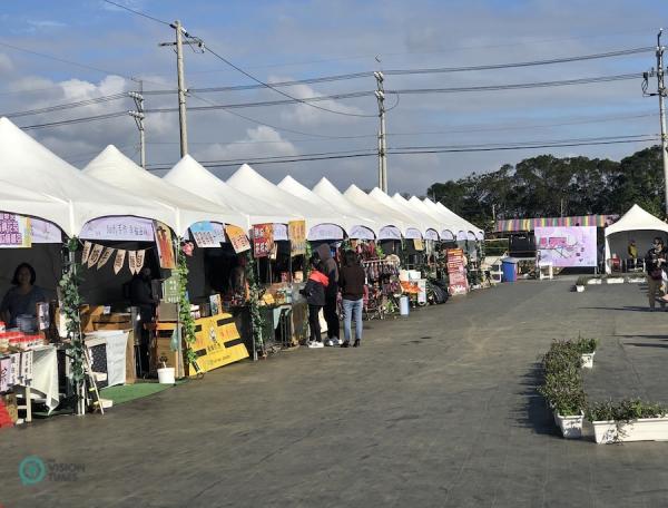 Le festival des fleurs accueille aussi une foire de produits agricoles locaux et d'autres spécialités. (Image: Billy Shyu / Vision Times)