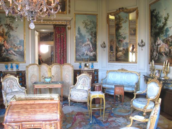 Le salon des Huets. Jean-Baptiste Huet, connu pour ses scènes pastorales a dessiné des motifs à succès pour les toiles de Jouy. (Image : wikimedia / Daderot / Domaine public)