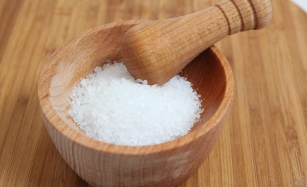 Ajouter du sel à l’eau pour nettoyer les fruits et légumes ne serait pas efficace. (Image : Philipp Kleindienst / Pixabay)