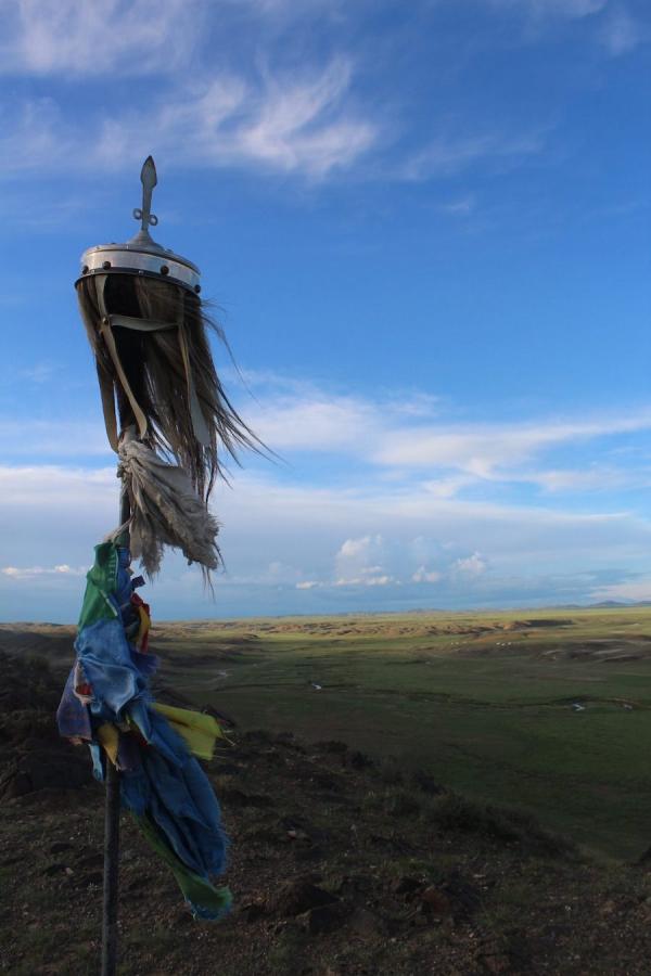 Une bannière en crin de cheval orne un monument à flanc de colline dans le centre de la province de Bayankhongor, en Mongolie. (Image : William Taylor)