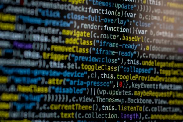 Des hackers peuvent facilement entrer dans le code source* et modifier les données. (Image : Markus Spiske / Pexels)