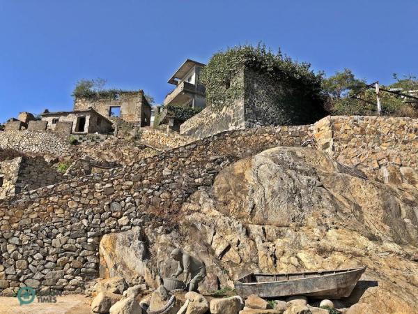 Il y a encore de nombreuses maisons en pierre abandonnées dans le village de Jinsha. (Image : Billy Shyu / Vision Times)